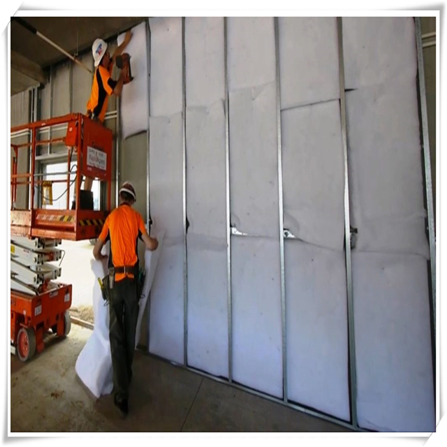 Barreira de incêndio isolada em rolo no sótão