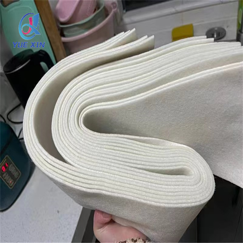 Almofadas absorventes de &oacute;leo branco desenroladas em uma instala&ccedil;&atilde;o industrial
